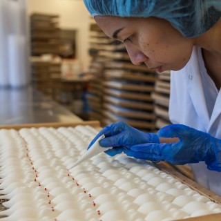 Schaumzuckerfiguren von Hand dekoriert